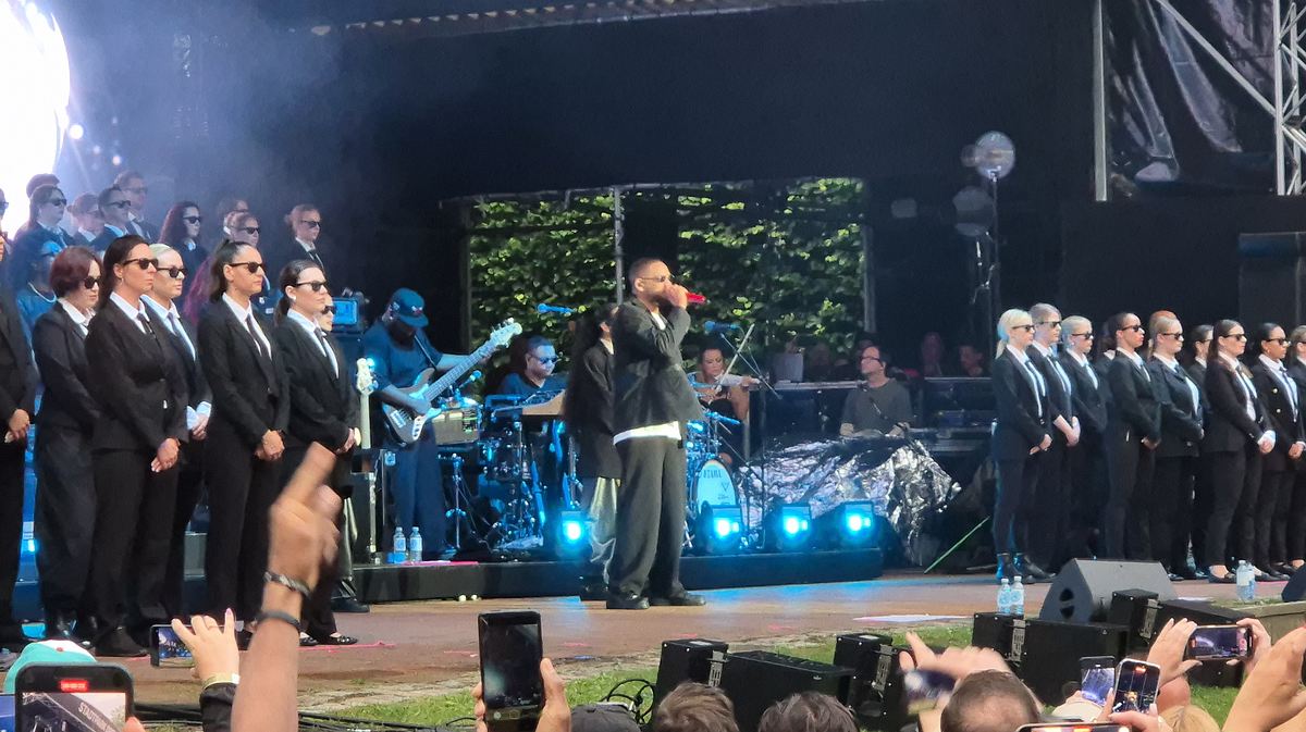 Am Ende von „Men in Black“ wurde sogar das aus dem Film bekannte Neuralisierungsgerät herausgeholt. Will Smith mit Sonnenbrille und in schwarz gekleidet, umgeben von zahlreichen Frauen in „Men in Black“-Montur.