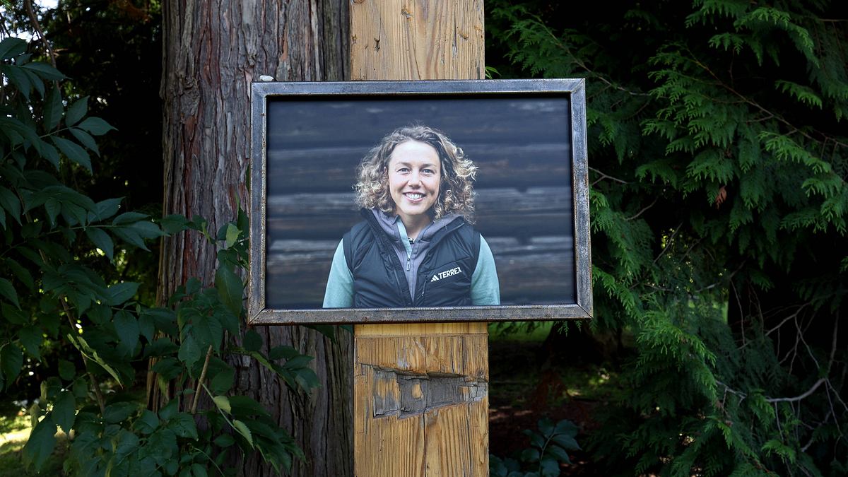 Am Karakorum-Gebirge steht eine Gedenkstätte für Laura Dahlmeier. Ein Foto an der temporären Gedenkstätte für Laura Dahlmeier.