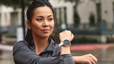 Eine Frau mit einer Amazfit Active 3 Premium dehnt sich - Foto: Amazfit/PR Eine Frau mit einer Amazfit Active 3 Premium dehnt sich - Foto: Amazfit/PR