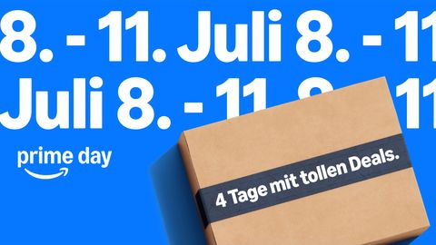 Ein Paket liegt auf einem blauen Hintergrund. - Foto: TVM/Amazon