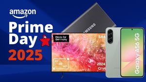 Auf einem blauen Hintergrund steht auf der linken Seite Prime Day 2025, daneben befinden sich Produktbilder eines TVs, einer Festplatte und eines Smartphones. - Foto: TVMovie.de & iStock (kyoshino, Ake Ngiamsanguan) & PR