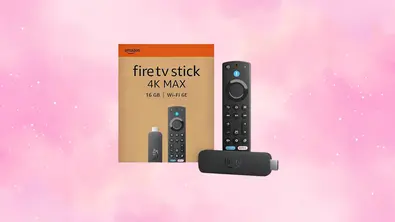 Amazon Fire TV Stick 4k Max vor pinken Sternen-Hintergrund. - Foto: TV Movie / Canva / Amazon