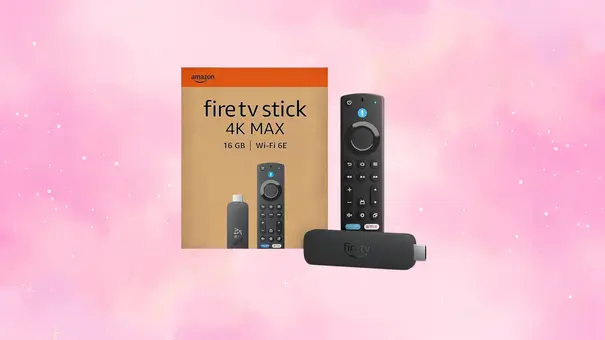 Amazon Fire TV Stick 4k Max vor pinken Sternen-Hintergrund. - Foto: TV Movie / Canva / Amazon