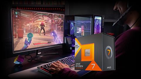Dude mit Heatset sitzt am PC und zockt im Dunkeln. Im Vordergrund ein Bild der Verpackung des AMD Ryzen 7 7800X3D Prozessors. - Foto: © 2025 Advanced Micro Devices, Inc.