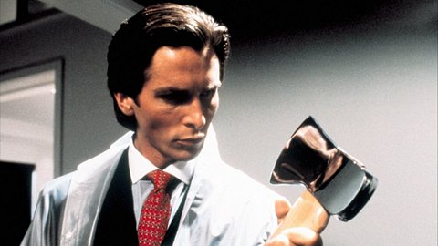 Im Film American Psycho hält Darsteller Christian Bale eine Axt hoch, in der sich sein Gesicht spiegelt - Foto: IMDB