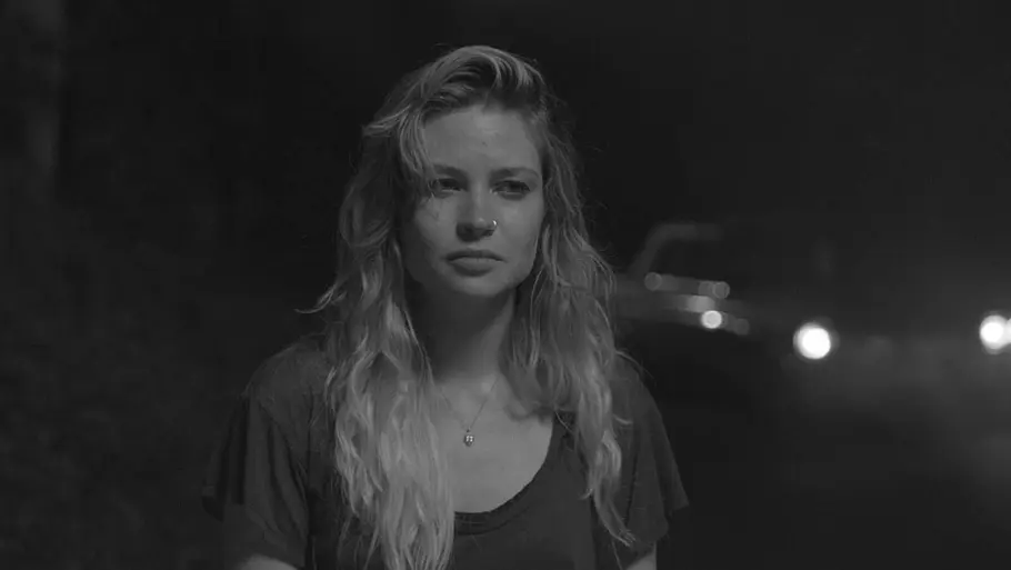 „American Romance“ aus dem Jahr 2016 war Daveigh Chases letzte Schauspielrolle. Schwarzweißbild von Daveigh Chase, sie steht draußen vor einem Auto.