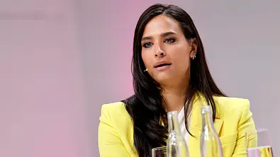 Moderatorin Amira Aly ist besorgt - Foto: IMAGO / Panama Pictures