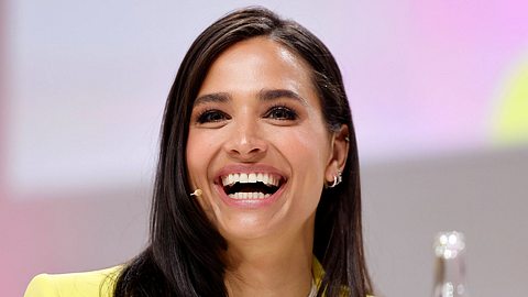 Amira Aly strahlt. - Foto: IMAGO / Panama Pictures