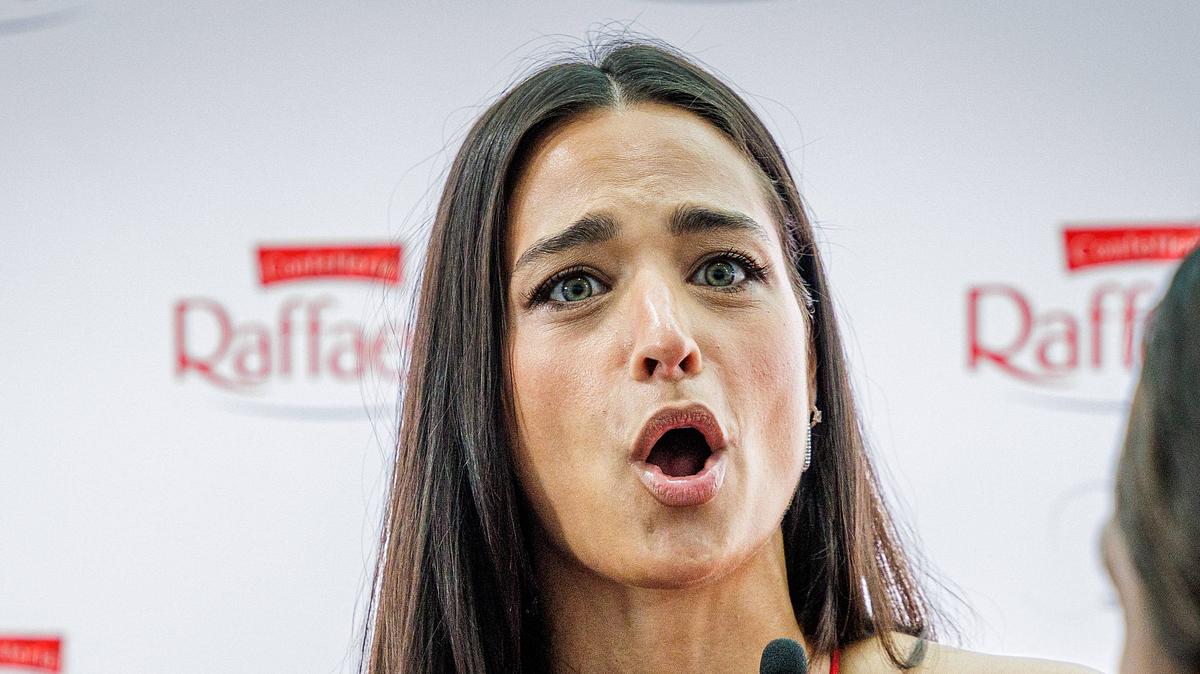 Amira Aly, hier mit offenen Haaren, sieht besorgt aus und zieht die Augenbrauen zusammen.