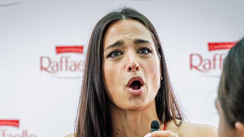 Amira Aly, hier mit offenen Haaren, sieht besorgt aus und zieht die Augenbrauen zusammen. - Foto: IMAGO / Oliver Langel
