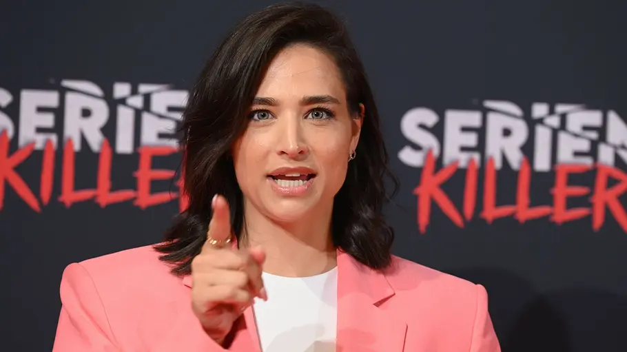 Amira Aly hochschwanger: Kurz vor ihrem TV-Auftritt setzen plötzlich Wehen ein Amira Ay hält ihren Zeigefinger in Richtung Kamera