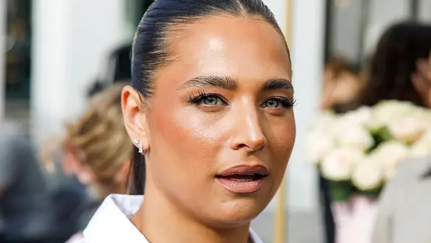 Amira Ali trägt einen strengen Zopf und wird mit ernster Miene leicht seitlich abgelichtet. - Foto: IMAGO / pictureteam