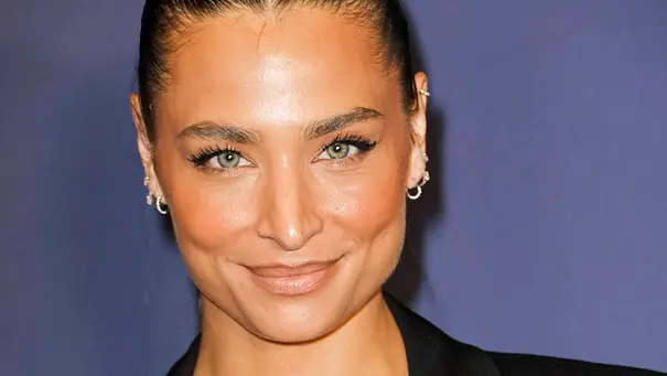 Amira Aly lächelt direkt in die Kamera. - Foto: IMAGO / BREUEL-BILD