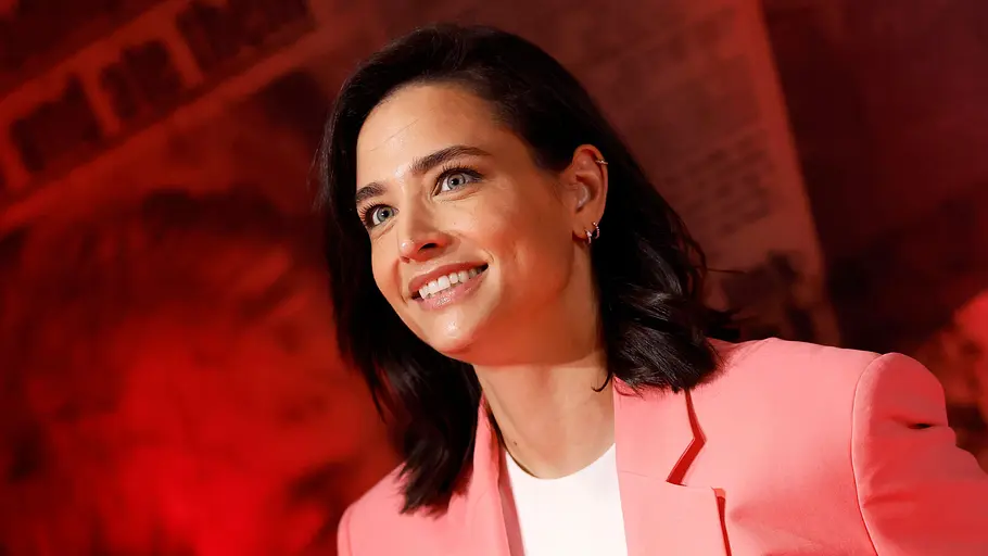 Amira Aly Hochzeit Amira Aly reißt die Augen weit auf und lächelt.