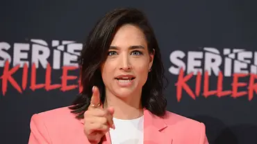 Amira Aly trägt ein weißes Shirt und einen lachsfarbenen Blazer. Sie erhebt mahnend den Finger. - Foto: IMAGO / Horst Galuschka Amira Aly trägt ein weißes Shirt und einen lachsfarbenen Blazer. Sie erhebt mahnend den Finger. - Foto: IMAGO / Horst Galuschka