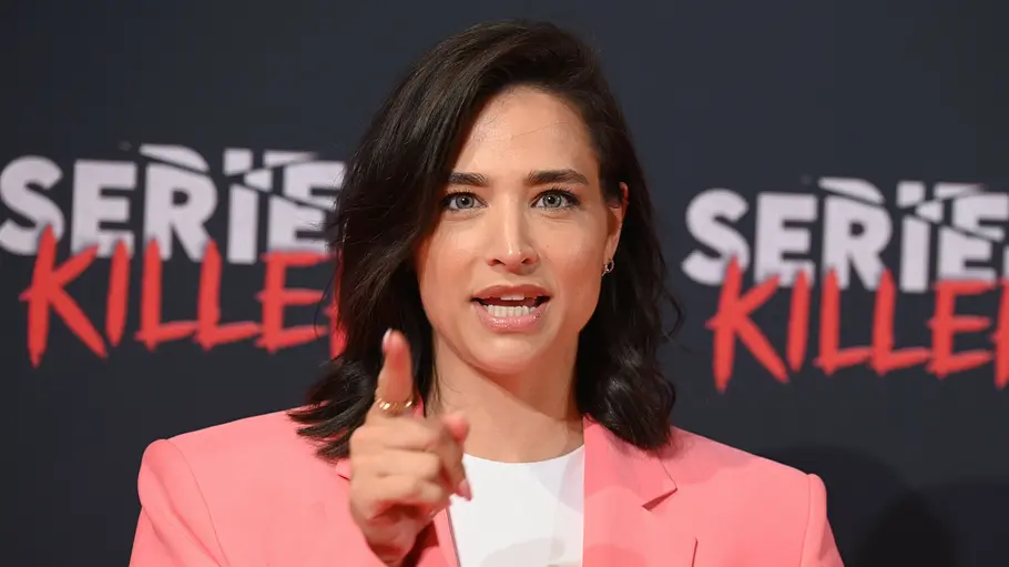 Amira Aly Amira Aly hat den Mund leicht geöffnet und erhebt mahnend den Finger.