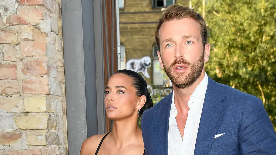 Amira Aly und Christian Düren News Trennung Amira Aly und Christian Düren verlassen eine Fashion Show im Juli 2025 in Berlin Hand in Hand.