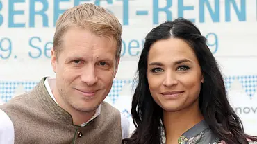 Oliver Pocher und Amira Aly auf einem alten Foto Seite an Seite und lächelnd  - Foto: IMAGO / Frank Sorge