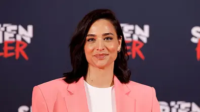 Amira Aly auf dem Red Carpet, lächelt in die Kamera - Foto: IMAGO / Panama Pictures