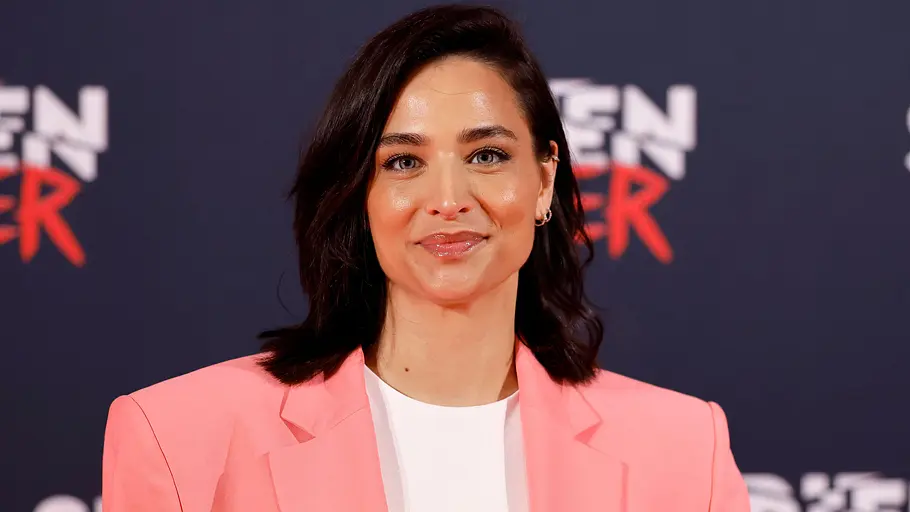 Amira Aly verrät Geschlecht ihres dritten Kindes Amira Aly auf dem Red Carpet, lächelt in die Kamera