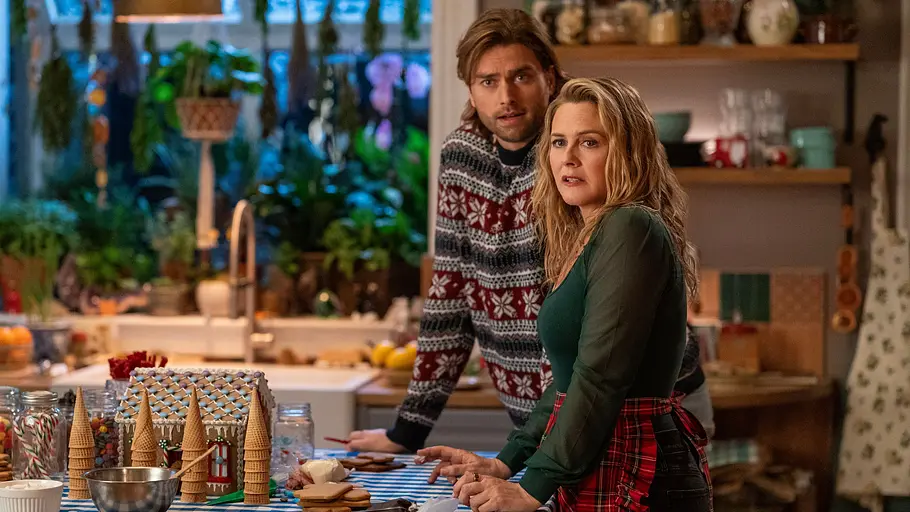 Pierson Fodé als Chet und Alicia Silverstone als Kate in „A Merry Little Ex-Mas“.