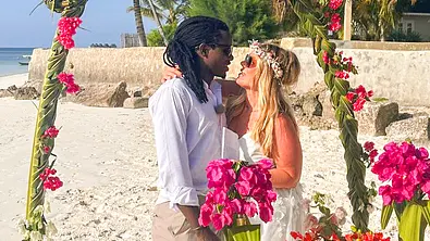 Amore unter Palmen - Fremdenverkehr und mehr; Staffel: 2; Person: Claudia; Rolence - Foto: Joyn Amore unter Palmen - Fremdenverkehr und mehr; Staffel: 2; Person: Claudia; Rolence - Foto: Joyn