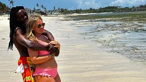 Amore unter Palmen Stars: Claudia und Rolence umarmen sich am Strand - Foto: Joyn