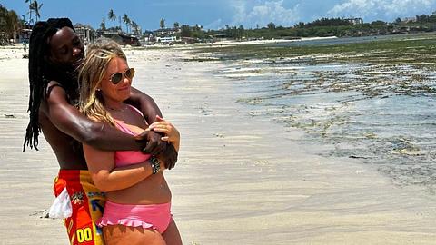 Amore unter Palmen Stars: Claudia und Rolence umarmen sich am Strand - Foto: Joyn