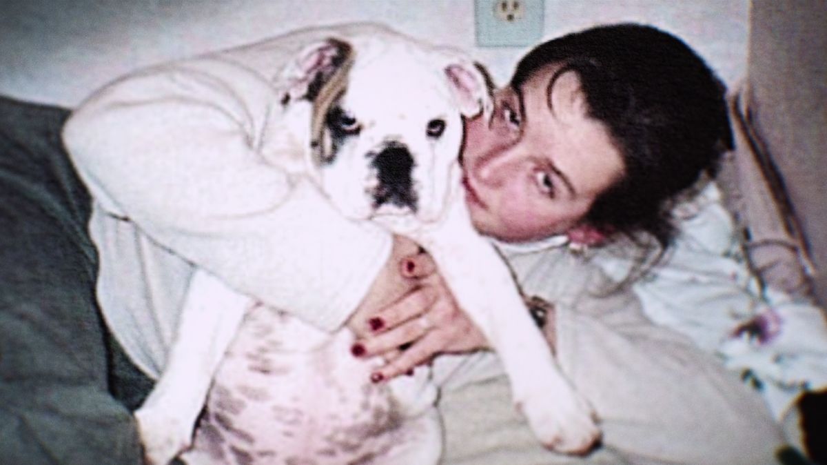 Amy Bradley hält einen Hund im Arm und schaut in die Kamera in einem alten Foto