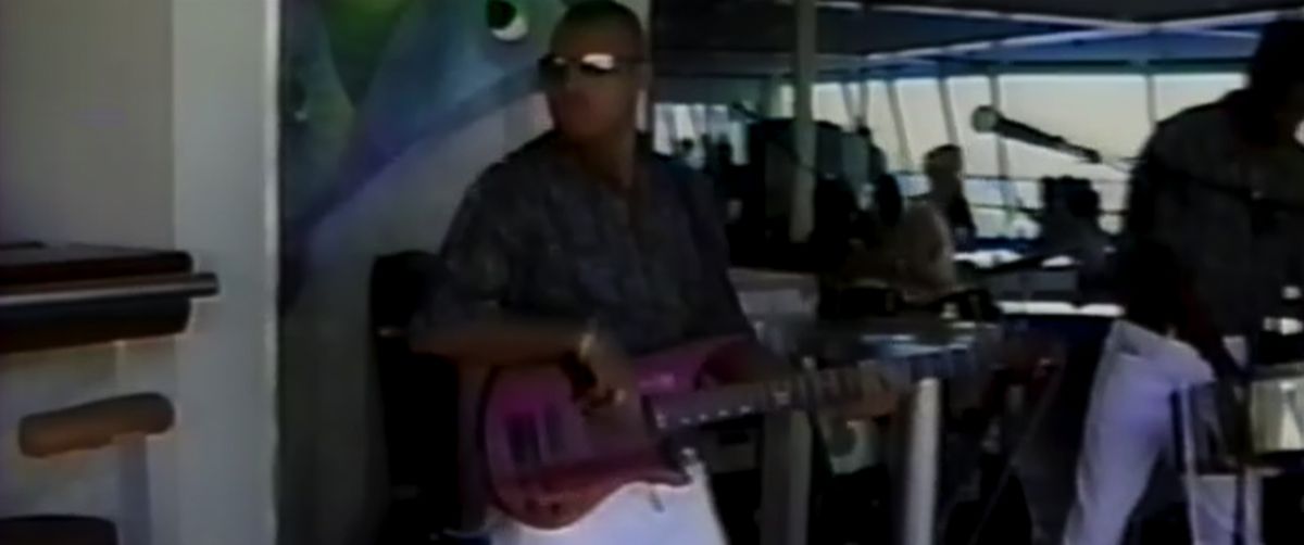 Animateur Yellow spielt Gitarre auf dem Kreuzfahrtschiff und gilt als Verdächtiger