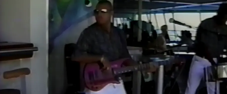 Animateur Yellow spielt Gitarre auf dem Kreuzfahrtschiff und gilt als Verdächtiger