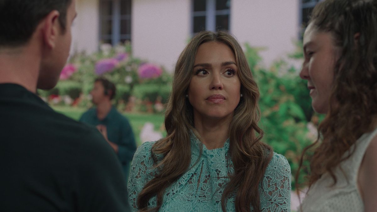 An bekannten Gesichtern mangelt es in „Too Much“ nicht. Jessica Alba sieht Jess unzufrieden an.