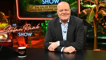 Stefan Raab in seinem Studio mit Dschungel-Thematik. - Foto: RTL Stefan Raab in seinem Studio mit Dschungel-Thematik. - Foto: RTL