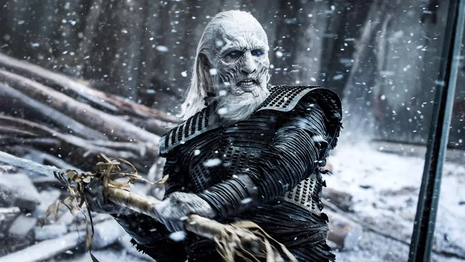 An Geschichten, die nach dem „Game of Thrones“-Finale spielen, traut man sich bei HBO noch nicht heran. Ein Weißer Wanderer mit blauen Augen und weißem Haar hält in dunkler Rüstung einen Stab im Schneegestöber.