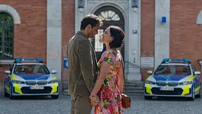 Thomas Ritter (Kai Schumann) und Miriam Stockl (Marisa Burger) stehen sich Hand in Hand lächelnd vor einem Gebäude gegenüber. - Foto: © ZDF/Thomas Neumeier Thomas Ritter (Kai Schumann) und Miriam Stockl (Marisa Burger) stehen sich Hand in Hand lächelnd vor einem Gebäude gegenüber. - Foto: © ZDF/Thomas Neumeier