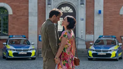 Thomas Ritter (Kai Schumann) und Miriam Stockl (Marisa Burger) stehen sich Hand in Hand lächelnd vor einem Gebäude gegenüber. - Foto: © ZDF/Thomas Neumeier Thomas Ritter (Kai Schumann) und Miriam Stockl (Marisa Burger) stehen sich Hand in Hand lächelnd vor einem Gebäude gegenüber. - Foto: © ZDF/Thomas Neumeier