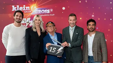 Mats Hummels, Lena Gercke, Otto Waalkes, Kai Pflaume und Elyas MBarek lächeln in die Kamera. - Foto: © NDR/Thorsten Jander