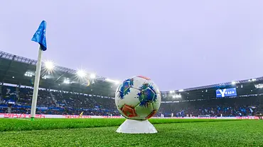 Ball an der Eckfahne neben dem Spielfeld im Stadion während des Spiels. - Foto: IMAGO / DeFodi Images
