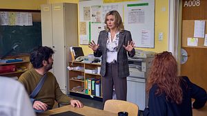 Frau Marx (Veronica Ferres, M.) hat schlechte Neuigkeiten für Jannos (Jasin Challah, l.), Nike (Henny Reents, r.) und die anderen Lehrkräfte: Die Schule muss schließen! - Foto: ZDF und © Frank Dicks