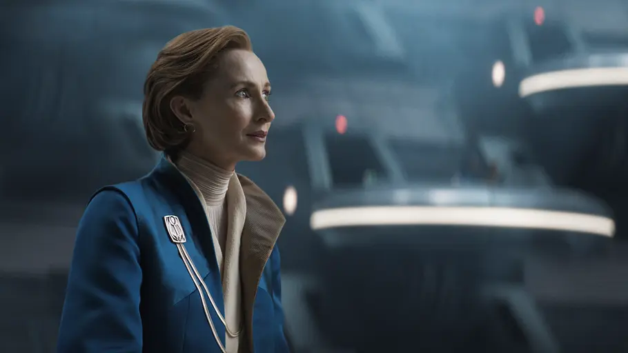 Im Senat macht sich Mon Mothma mit ihrer Rede keine Freunde. Mon Mothma im Senat. sie blickt nach vorne, hinter ihr sind die Podien anderer Senator*innen zu sehen.