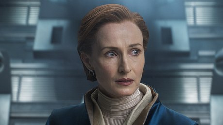 Mon Mothma blickt ernst und besorgt nach links. - Foto: Lucasfilm/Disney+