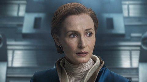 Mon Mothma blickt ernst und besorgt nach links. - Foto: Lucasfilm/Disney+