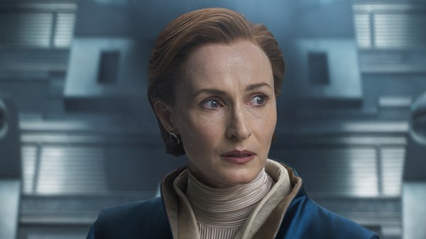 Mon Mothma blickt ernst und besorgt nach links. - Foto: Lucasfilm/Disney+