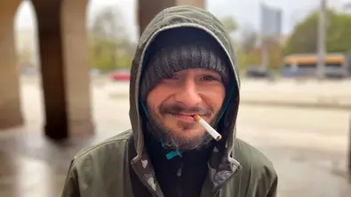 Andre aus „Hartes Deutschland“ mit Mütze, Kapuze und Zigarette im Mund auf der Straße - Foto: RTLzwei