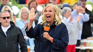 Andrea Kiewel bei einer Aufnahme des ZDF-Fernsehgartens - Foto: IMAGO / STAR-MEDIA