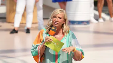 Andrea Kiewel im „ZDF-Fernsehgarten“ - Foto: IMAGO / BOBO Andrea Kiewel im „ZDF-Fernsehgarten“ - Foto: IMAGO / BOBO