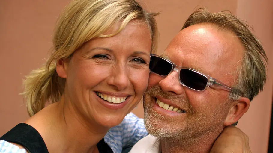 Andrea Kiewel und Theo Naumann eng umschlungen, sie lachen in die Kamera.