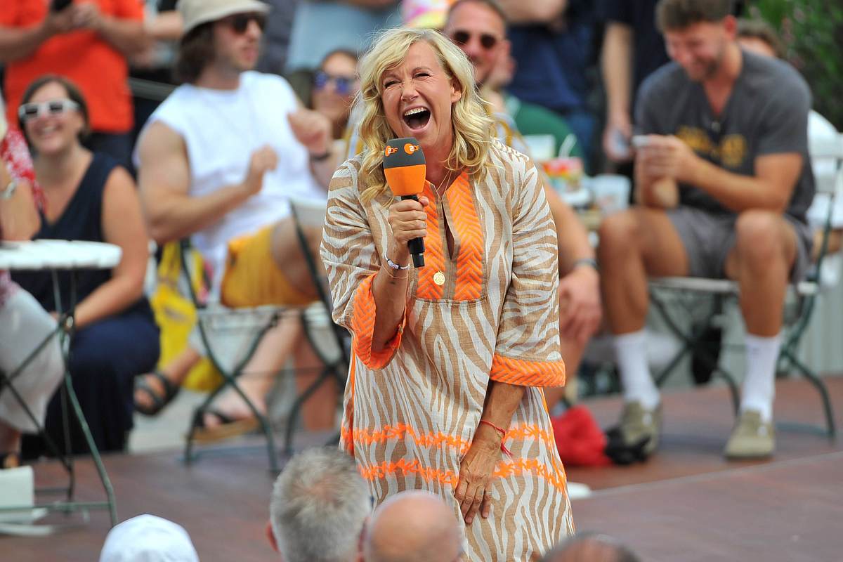 Andrea Kiewel im ZDF Fernsehgarten Andrea Kiewel freut sich im ZDF Fernsehgarten