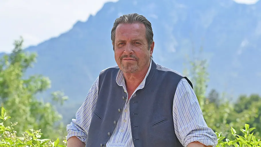 Andreas Giebel ist wieder am Set. Andreas Giebel sitzt draußen und schaut in die Ferne.