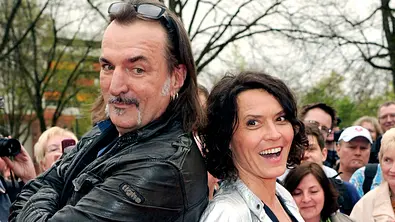 Andreas Hoppe und Ulrike Folkerts, Rücken an Rücken, bei der Verleihung des 50. Grimme-Preises 2014. - Foto: IMAGO / Future Image Andreas Hoppe und Ulrike Folkerts, Rücken an Rücken, bei der Verleihung des 50. Grimme-Preises 2014. - Foto: IMAGO / Future Image